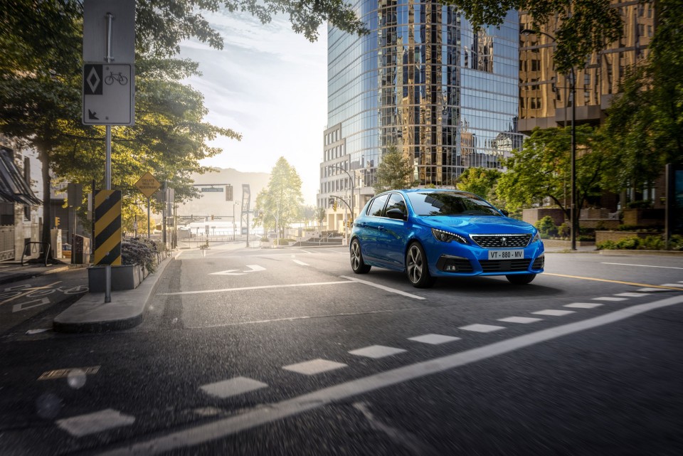 Photo dynamique Peugeot 308 II Bleu Vertigo restylée (2020)