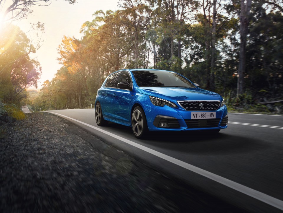 Photo route Peugeot 308 II Bleu Vertigo restylée (2020)