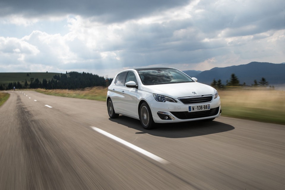 Photo dynamique Peugeot 308 II Allure Blanc Nacré - 1-003