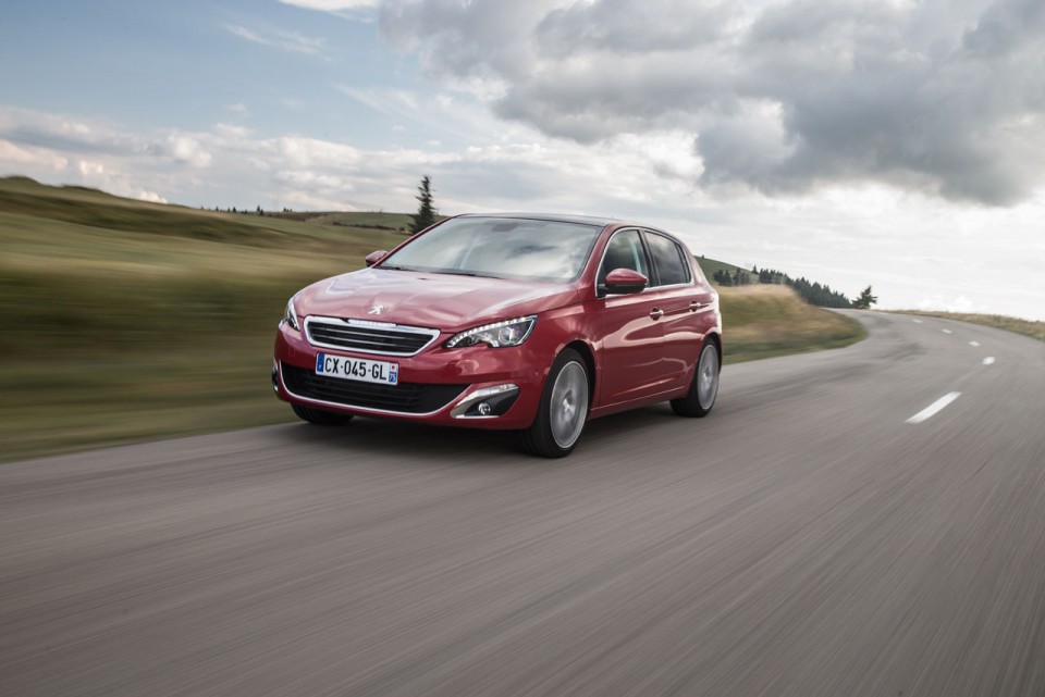 Photo dynamique Peugeot 308 II Féline Rouge Rubi - 1-006