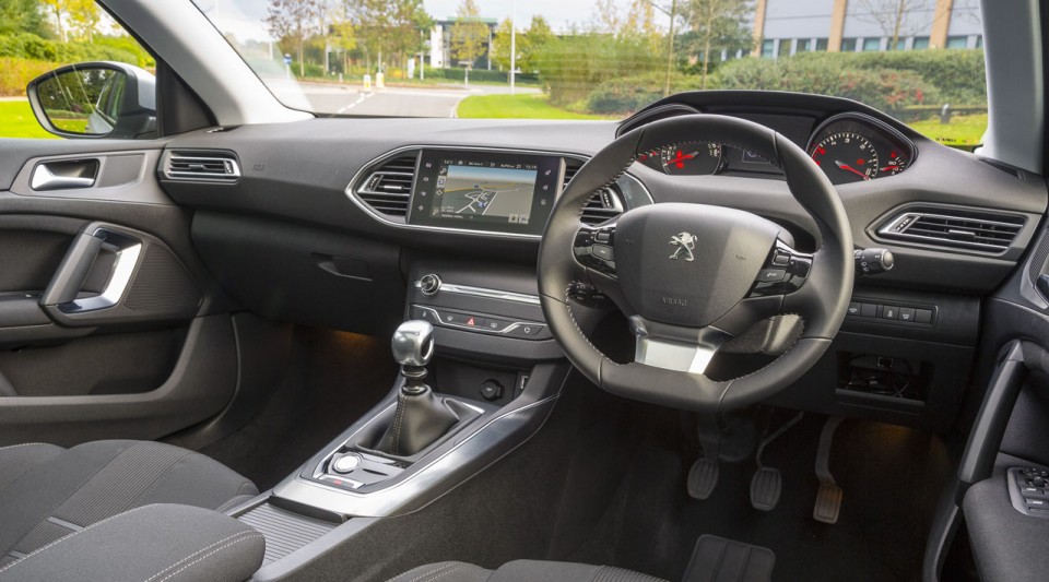 Photo officielle intérieur Peugeot 308 II Allure Gris Aluminium (UK) - 2-004