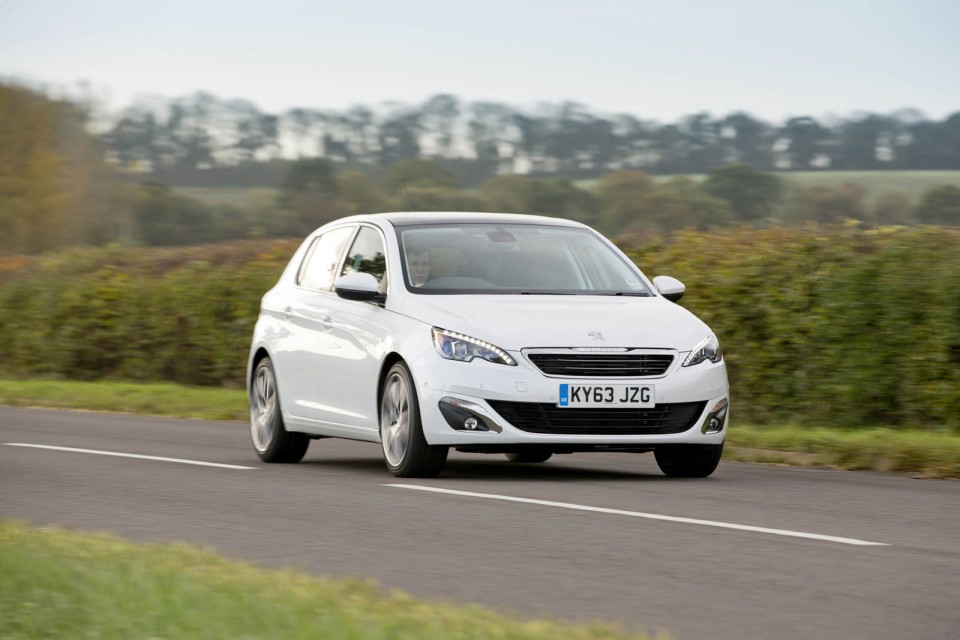 Photo officielle Peugeot 308 II Féline Blanc Nacré (UK)