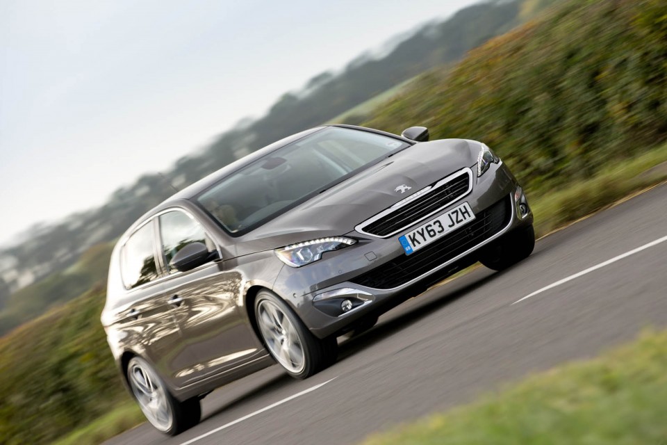 Photo officielle Peugeot 308 II Féline Gris Moka (UK)