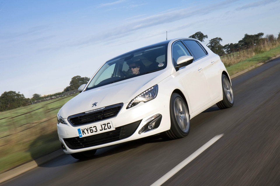 Photo officielle Peugeot 308 II Féline Blanc Nacré (UK)