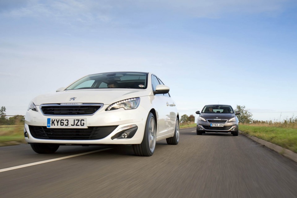 Photo officielle Peugeot 308 II Féline Blanc Nacré (UK)