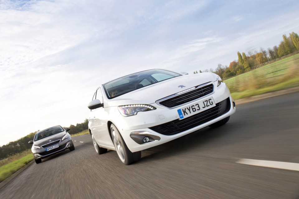 Photo officielle Peugeot 308 II Féline Blanc Nacré (UK)