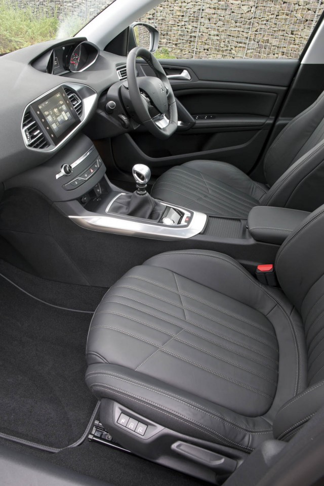 Photo intérieur cuir Peugeot 308 II Féline (UK)