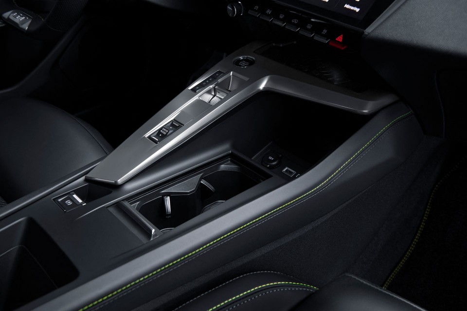 Photo rangements console centrale Peugeot 308 III HYbrid (2021)