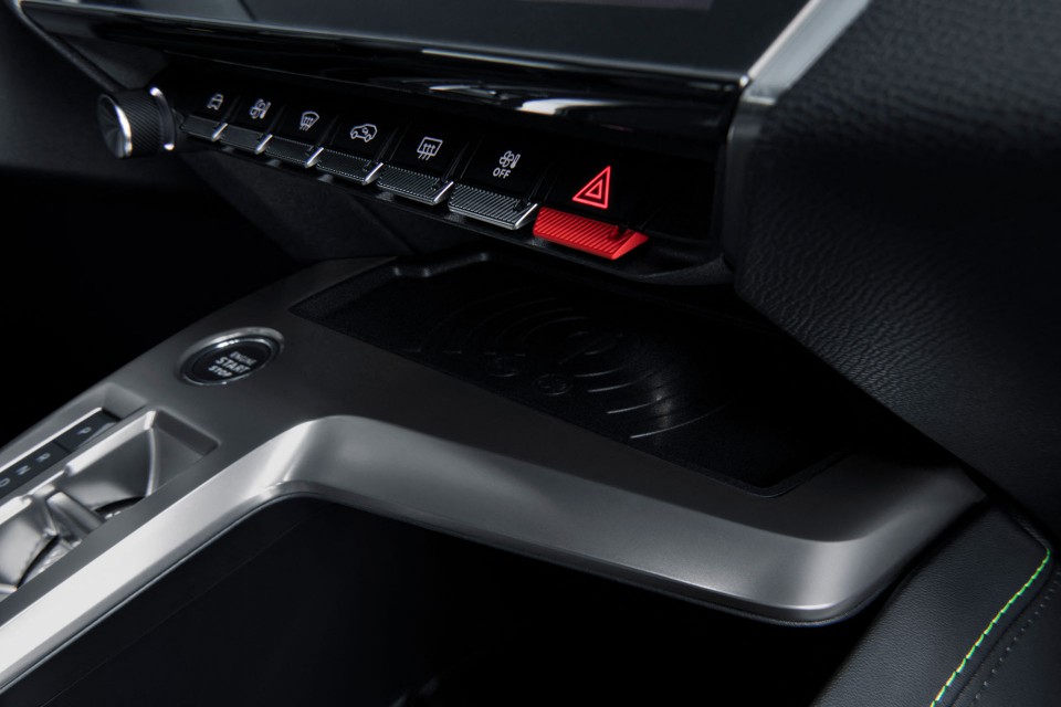 Photo chargeur induction Peugeot 308 III HYbrid (2021)