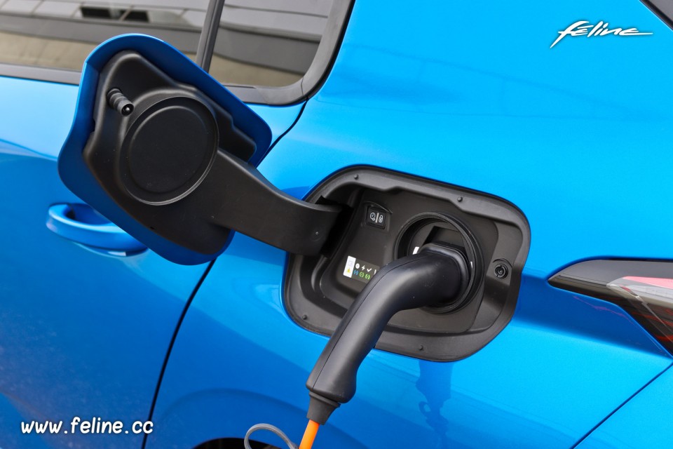Photo câble recharge Peugeot 308 III GT HYbrid 225 Bleu Vertigo