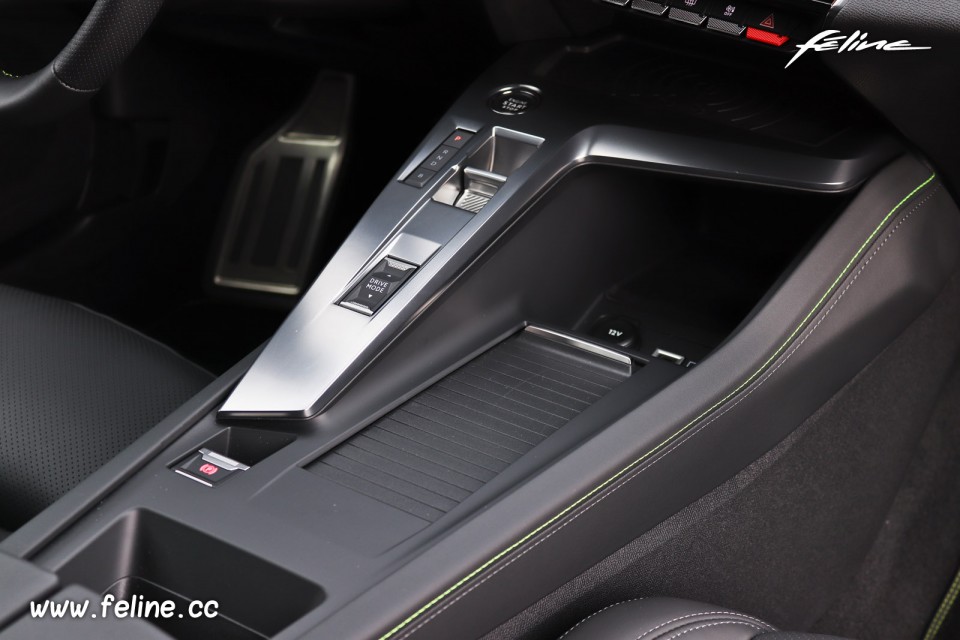 Photo rangements console centrale Peugeot 308 III GT HYbrid 225