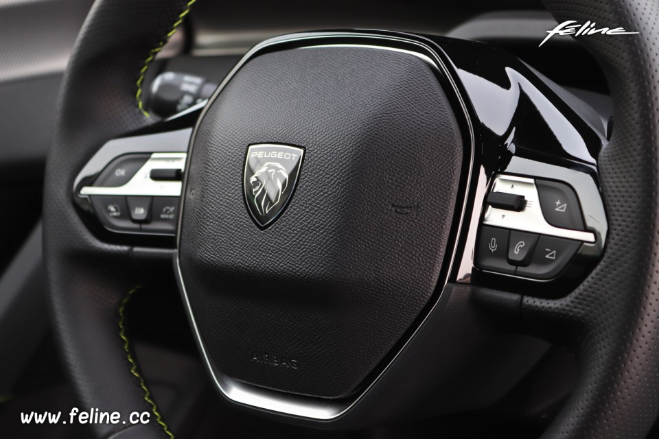 Photo détail nouveau logo volant Peugeot 308 III GT HYbrid 225