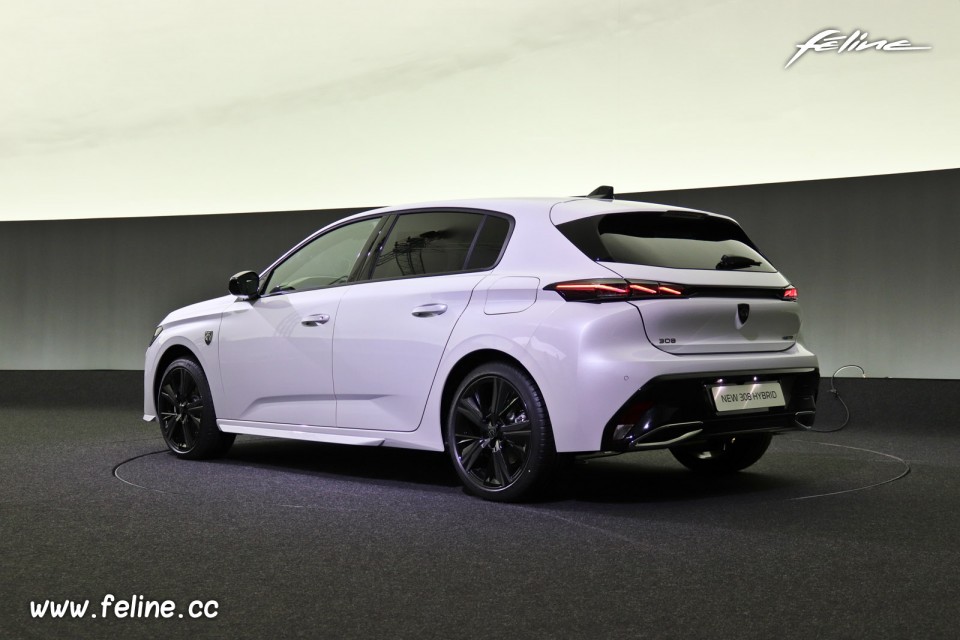 Photo 3/4 arrière Peugeot 308 III GT Blanc Perle Nacré HYbrid