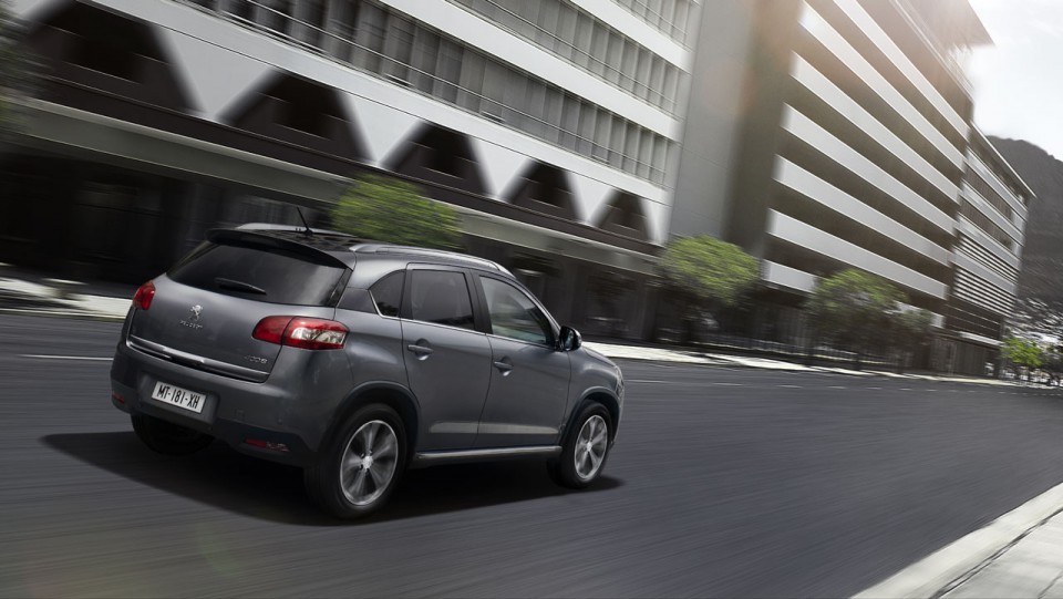 Photo 3/4 arrière dynamique Peugeot 4008 I Gris Titanium - 2-011