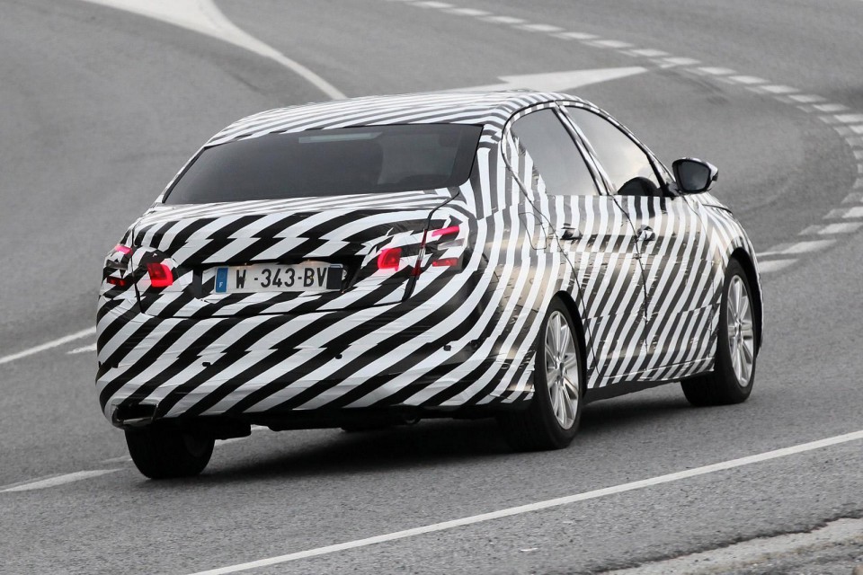 Photo espion (spyshot) vue arrière Peugeot 408 II - 1-005