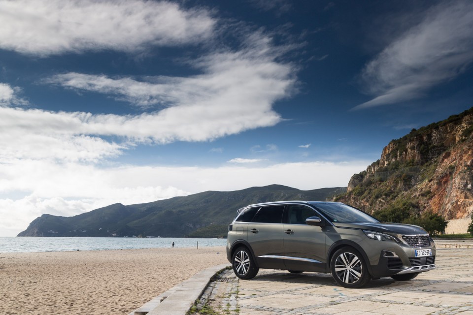 Photo 3/4 avant Peugeot 5008 II GT Gris Amazonite - Essais press