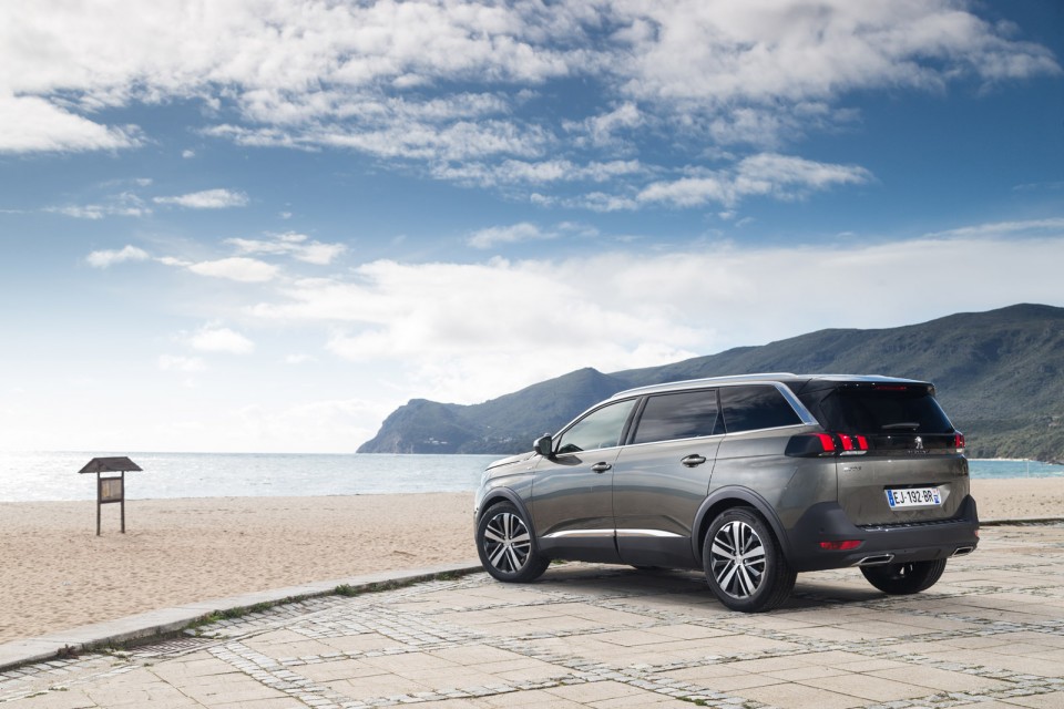 Photo 3/4 arrière Peugeot 5008 II GT Gris Amazonite - Essais pr