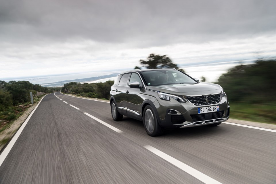 Photo 3/4 avant Peugeot 5008 II GT Gris Amazonite - Essais press