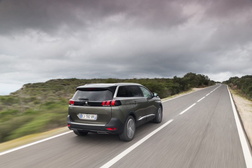 Photo 3/4 arrière Peugeot 5008 II GT Gris Amazonite - Essais pr