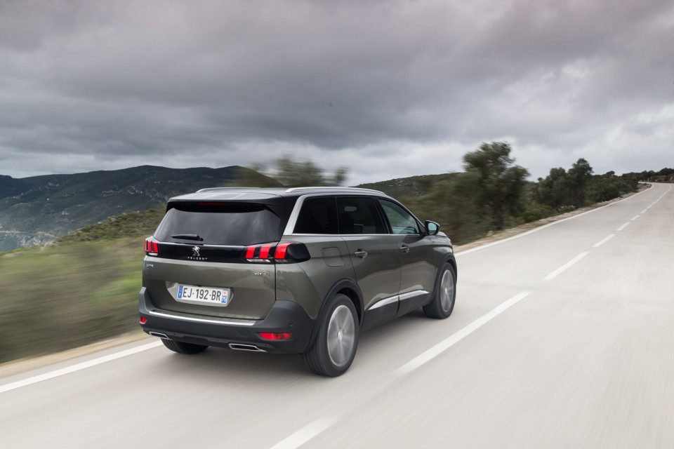 Photo 3/4 arrière Peugeot 5008 II GT Gris Amazonite - Essais pr