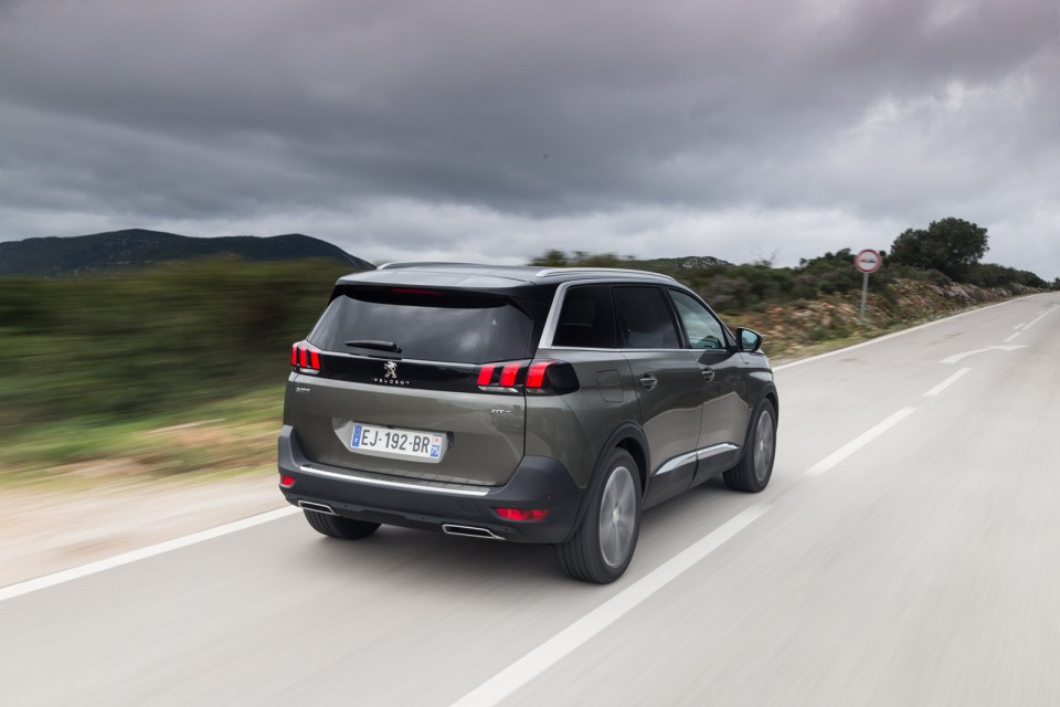 Photo 3/4 arrière Peugeot 5008 II GT Gris Amazonite - Essais pr