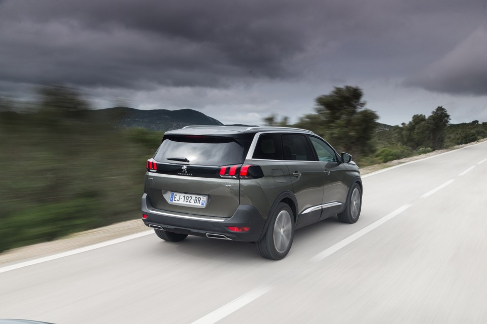 Photo 3/4 arrière Peugeot 5008 II GT Gris Amazonite - Essais pr