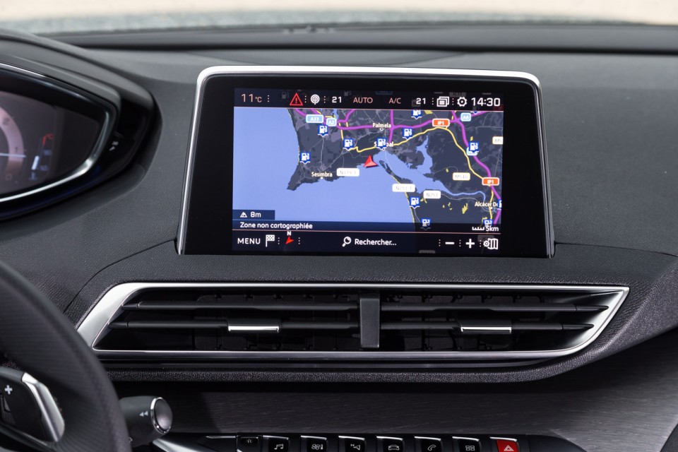 Photo navigation GPS écran tactile Peugeot 5008 II GT - Essais