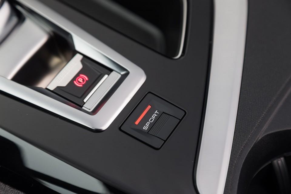 Photo bouton Sport Peugeot 5008 II GT - Essais presse 2017