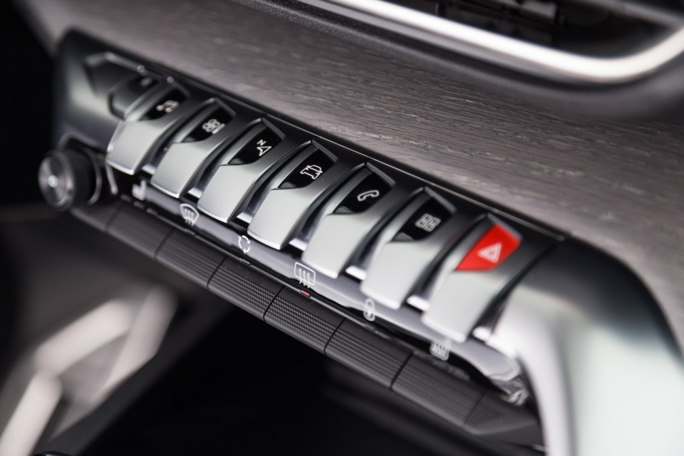 Photo touches piano boutons Peugeot 5008 II GT - Essais presse 2