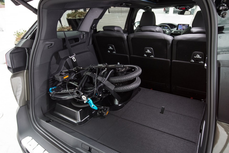 Photo coffre et vélo pliable Peugeot 5008 II GT - Essais presse