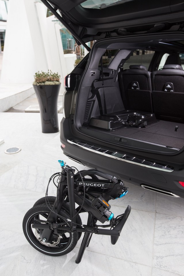 Photo coffre et vélo pliable Peugeot 5008 II GT - Essais presse