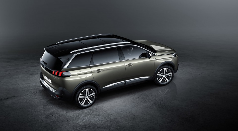 Photo officielle 3/4 arrière Peugeot 5008 GT (2017)