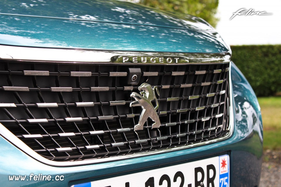 Photo calandre avant chromée nouveau Peugeot 5008 II Allure Blu