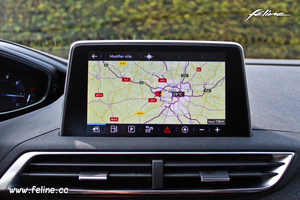 Photo navigation GPS écran tactile nouveau Peugeot 5008 II Allu