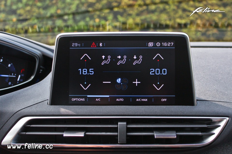 Photo climatisation écran tactile nouveau Peugeot 5008 II Allur