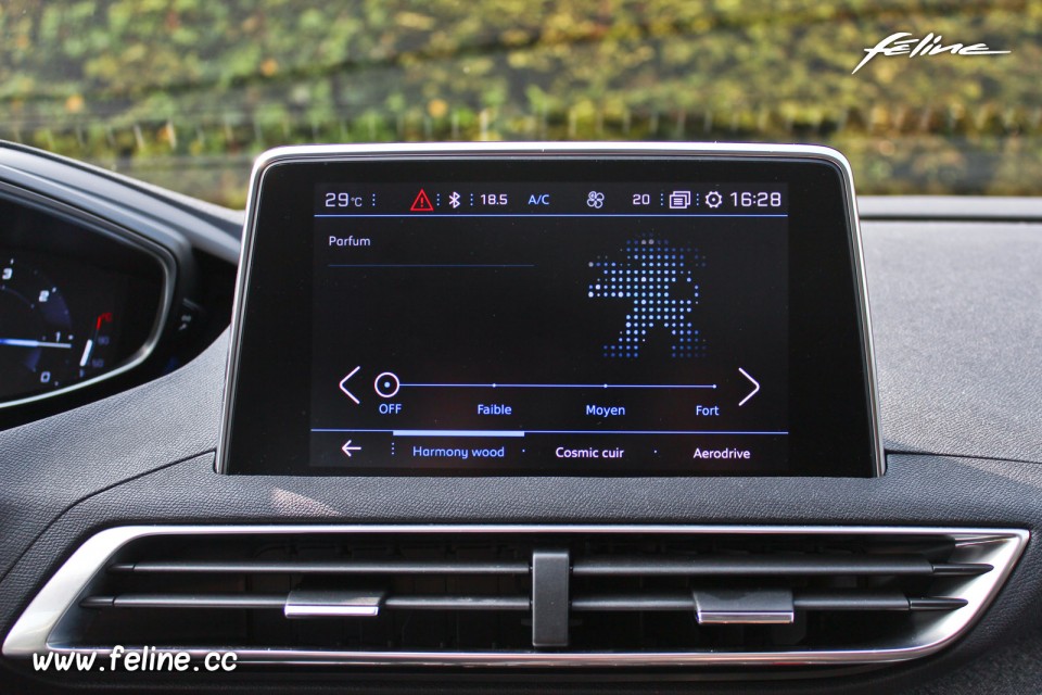 Photo diffuseur de parfum écran tactile nouveau Peugeot 5008 II