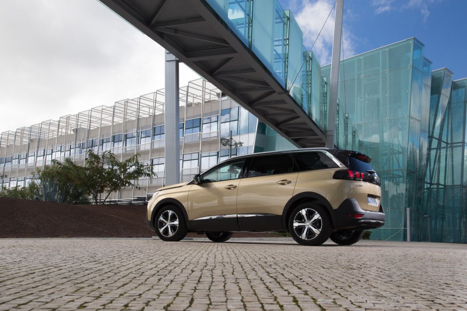 Photo 3/4 arrière Peugeot 5008 II Allure Beige Pyrite - Essais