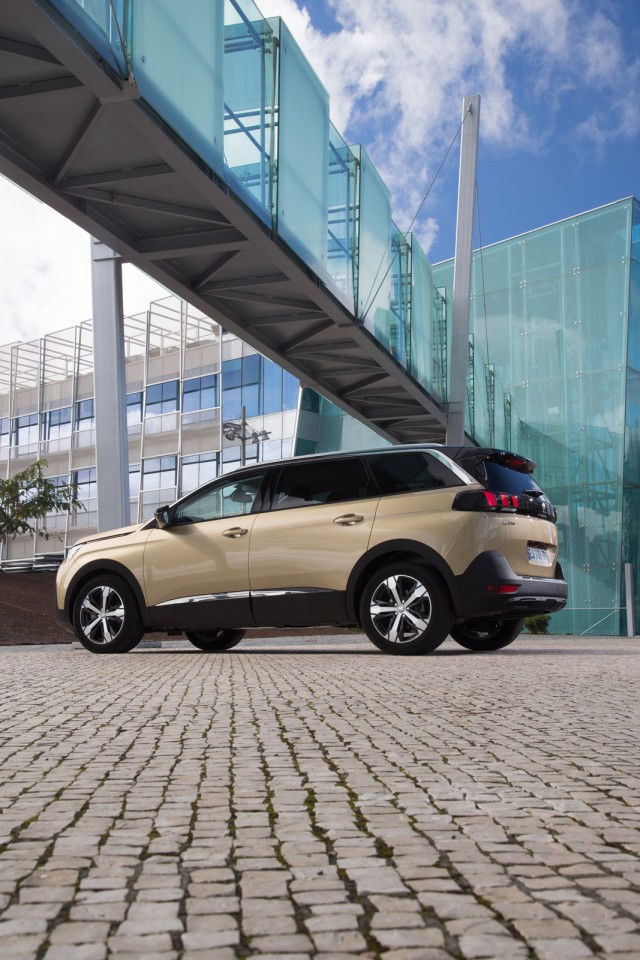 Photo 3/4 arrière nouvelle Peugeot 5008 II Allure Beige Pyrite