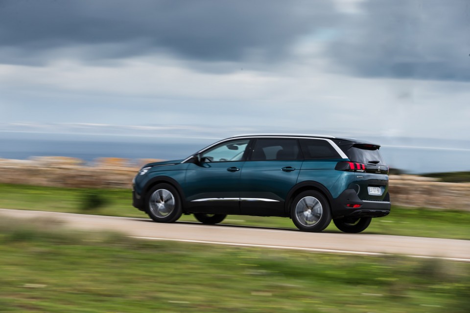 Photo 3/4 arrière Peugeot 5008 II Allure Emerald Crystal - Essa