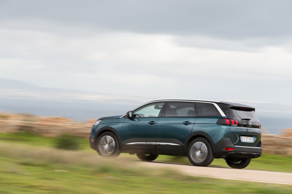 Photo 3/4 arrière nouvelle Peugeot 5008 II Allure Emerald Cryst