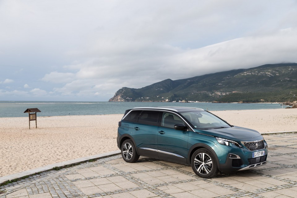 Photo officielle Peugeot 5008 II Allure Emerald Crystal - Essais