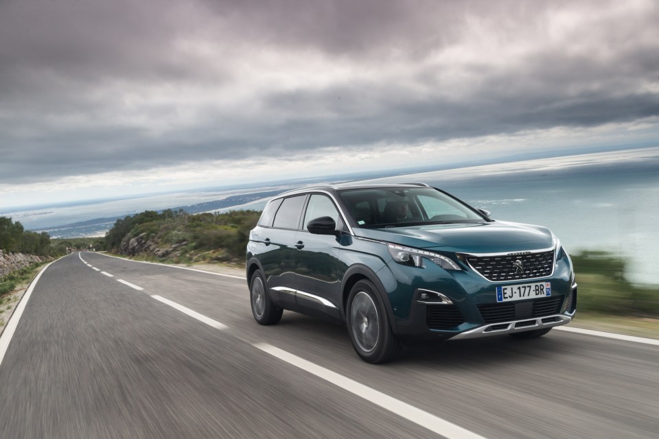 Photo 3/4 avant nouvelle Peugeot 5008 II Allure Emerald Crystal