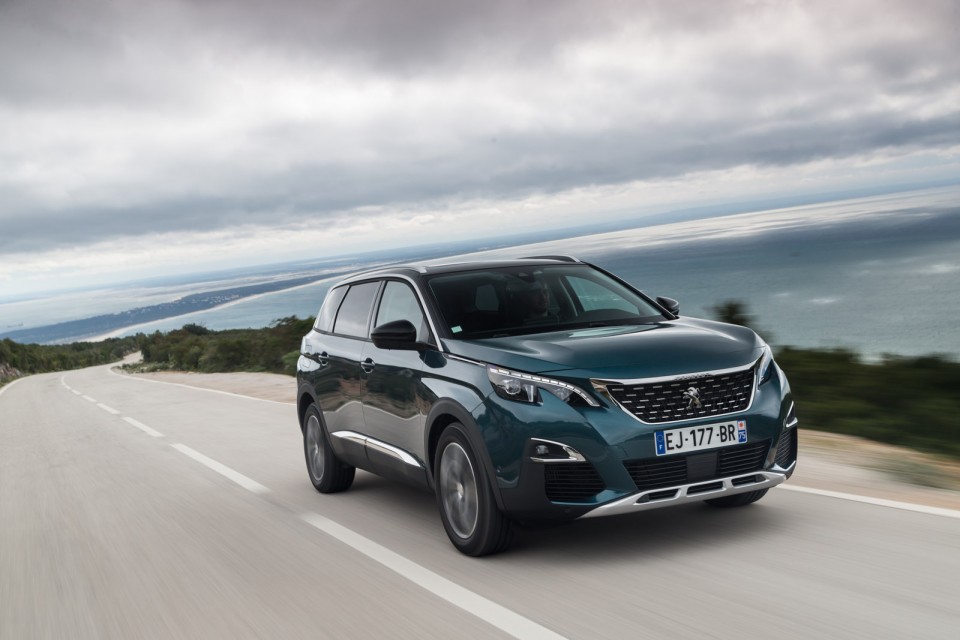 Photo 3/4 avant Peugeot 5008 II Allure Emerald Crystal - Essais