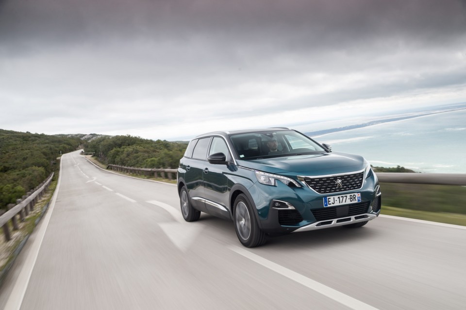 Photo 3/4 avant nouvelle Peugeot 5008 II Allure Emerald Crystal