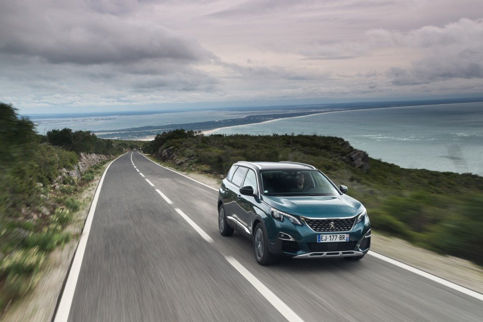 Photo 3/4 avant Peugeot 5008 II Allure Emerald Crystal - Essais