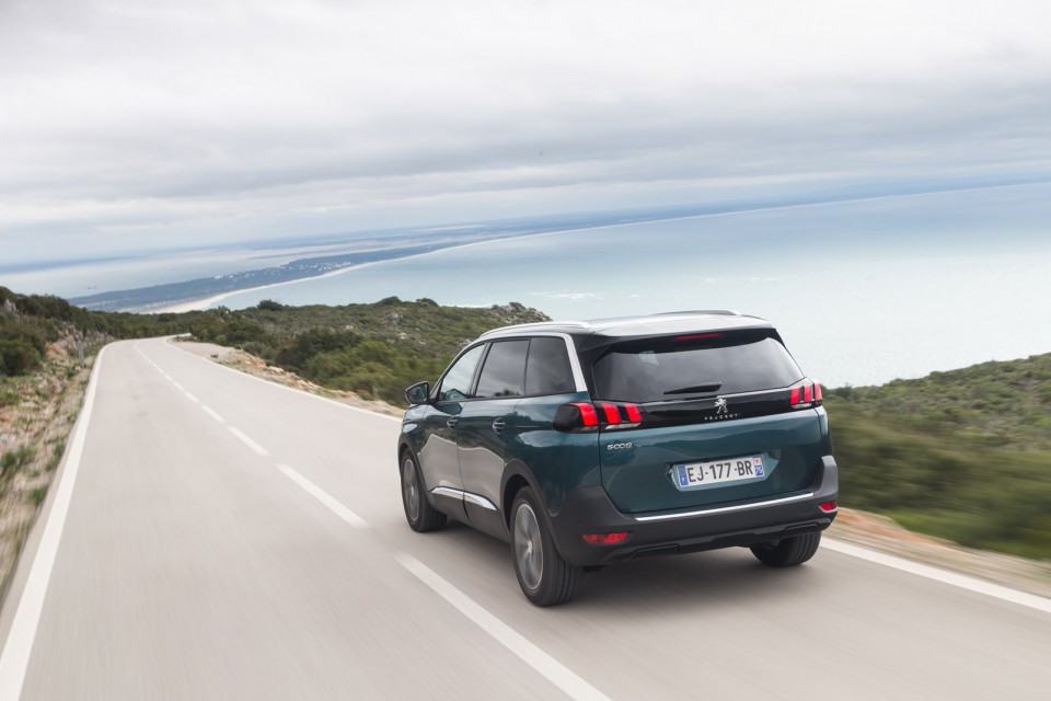 Photo 3/4 arrière nouvelle Peugeot 5008 II Allure Emerald Cryst