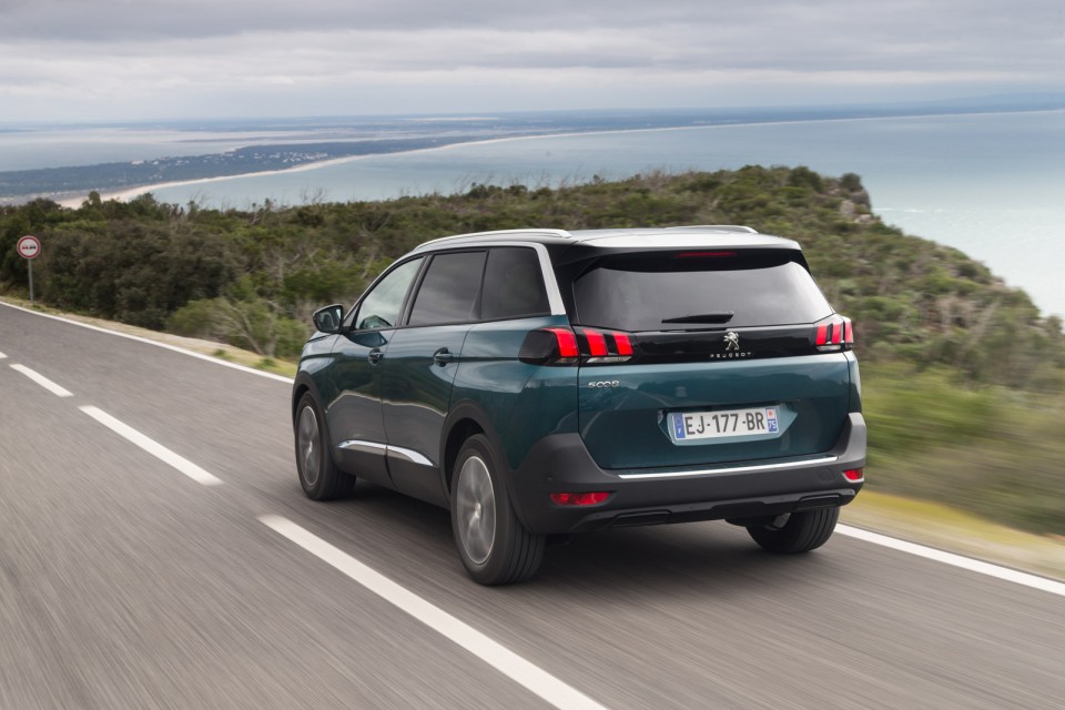 Photo 3/4 arrière Peugeot 5008 II Allure Emerald Crystal - Essa