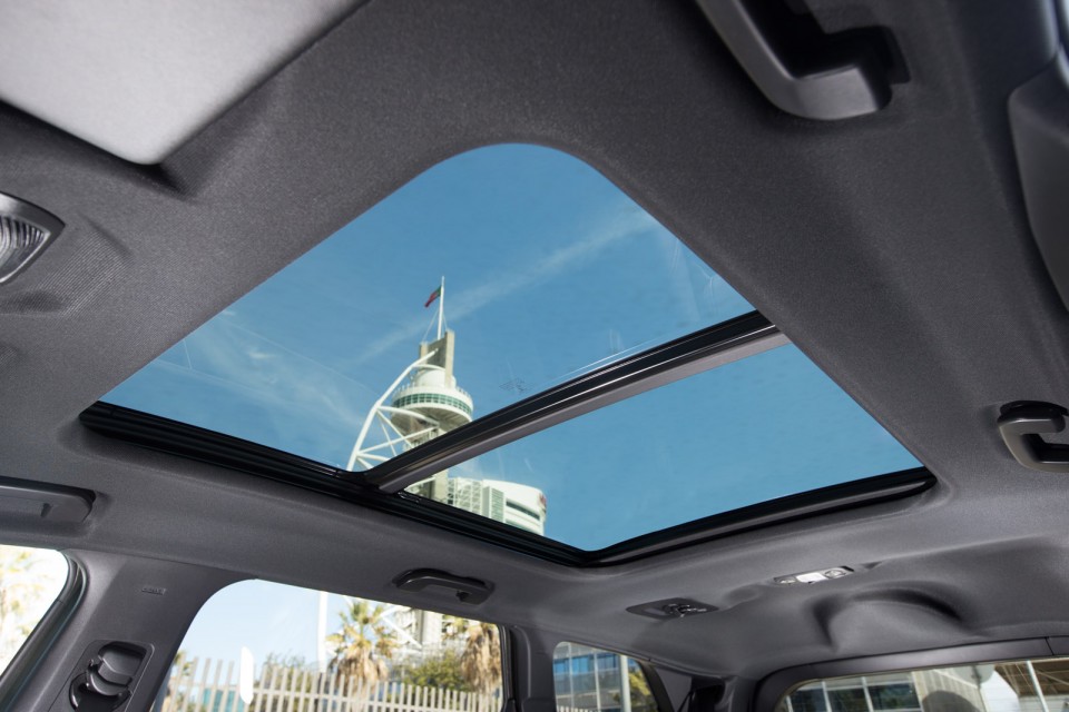 Photo toit ouvrant panoramique en verre Peugeot 5008 II - Essais