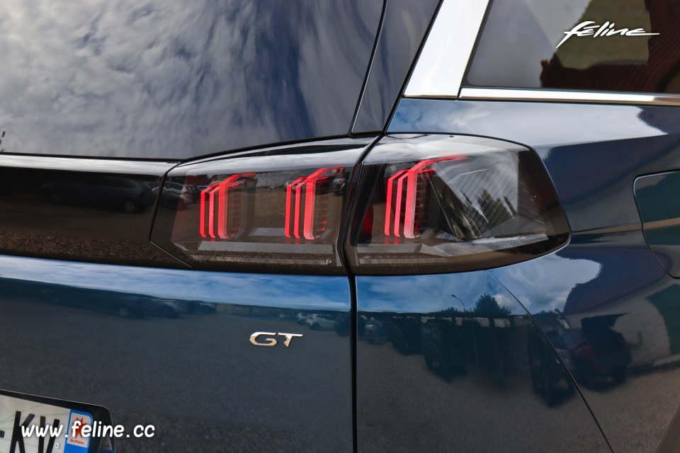 Photo feu arrière LED Peugeot 5008 II restylée GT BlueHDi 180