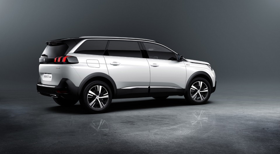 Photo officielle 3/4 arrière Peugeot 5008 GT Line (2017)